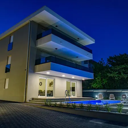 Appartement Seka With A Pool Kaštela