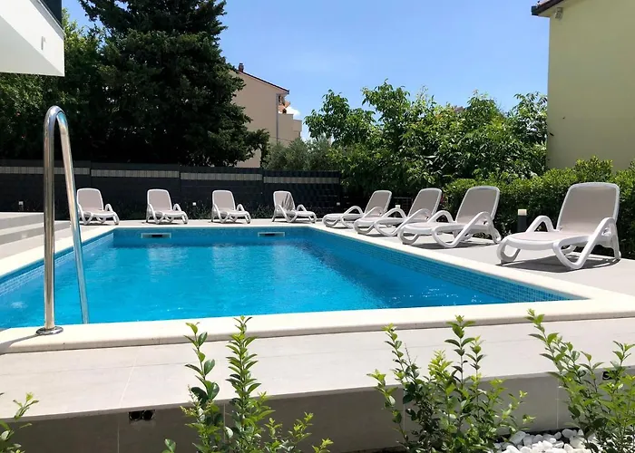 Apartment Seka With A Pool Kastela
