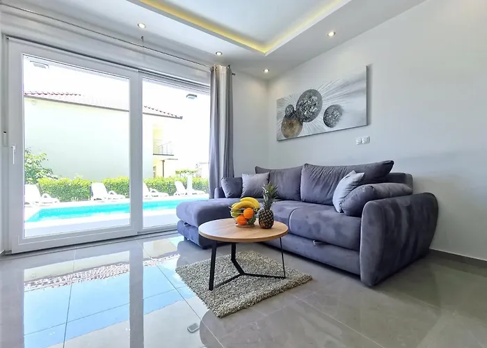 Apartment Seka With A Pool Kastela