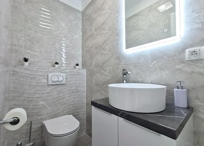 Apartment Seka With A Pool Kastela