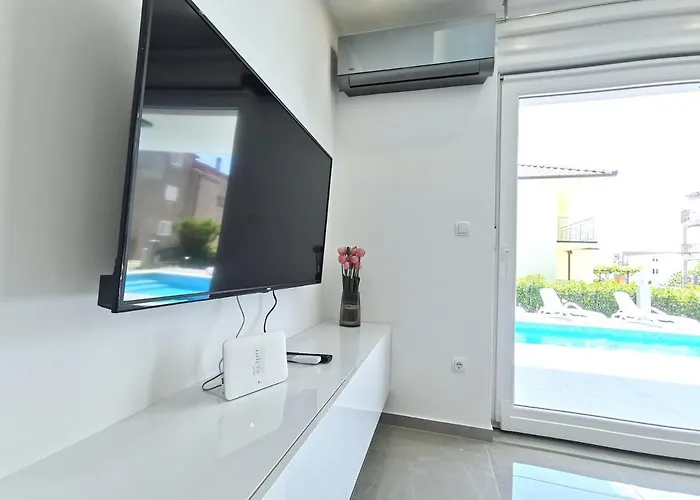 Apartment Seka With A Pool Kastela