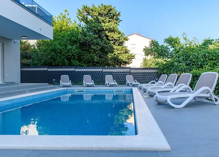 Apartment Seka With A Pool *